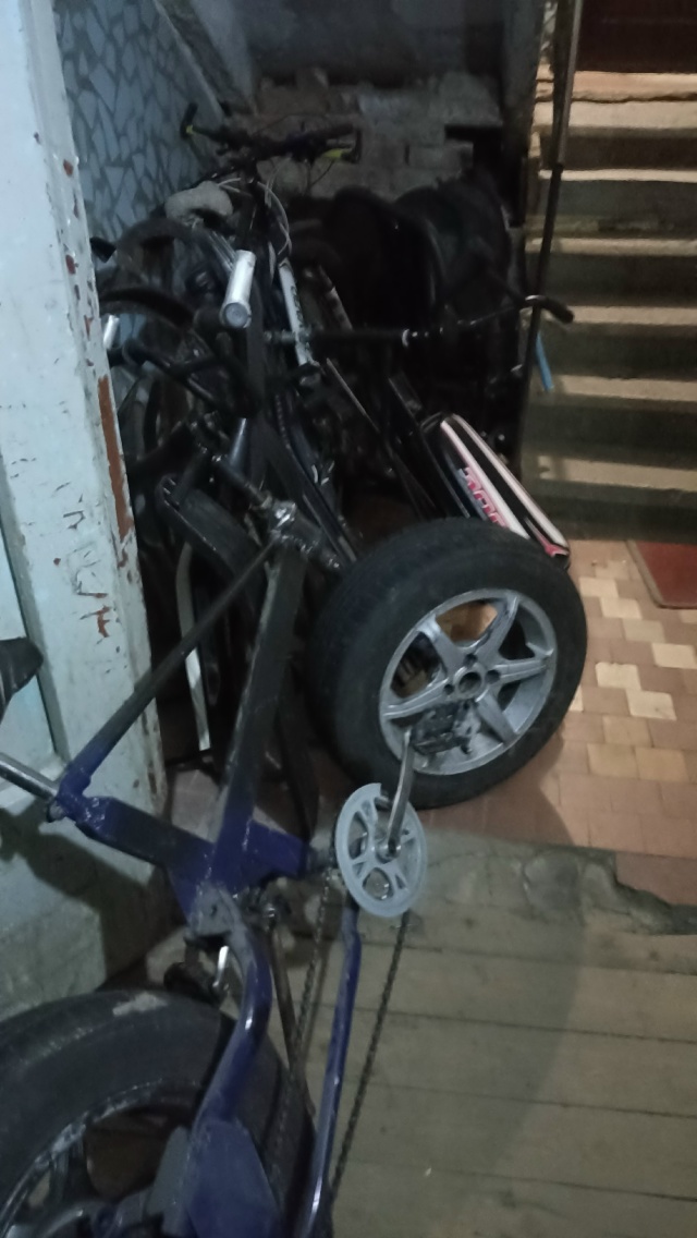 Многоуважаемые соседи! Давайте, ещё больше велосипедо?...