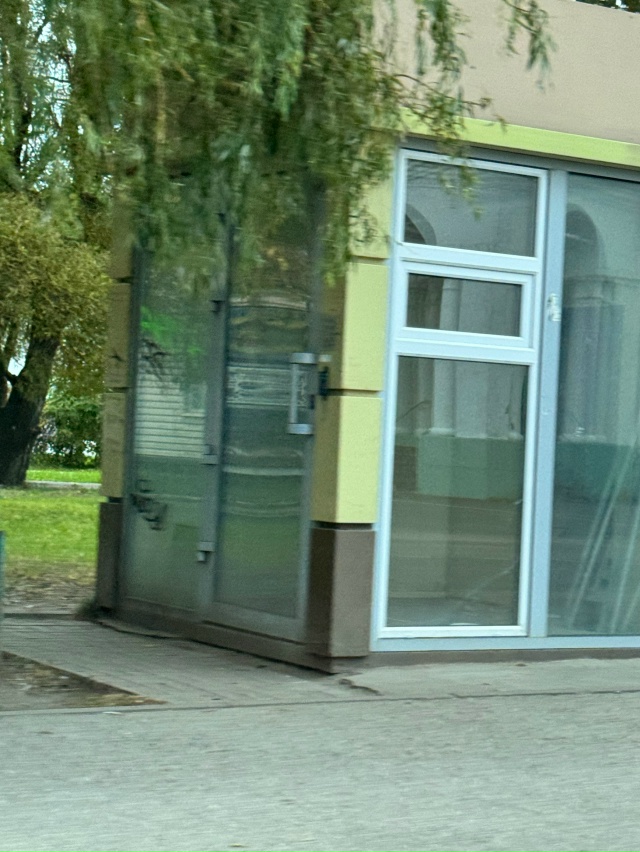 А куда делся банкомат ?Вообще капец ,ничего в этом Остр?...