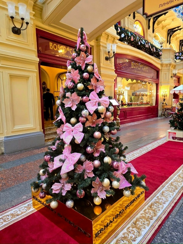 В ГУМе открылась выставка новогодних ёлочек 🎄
Фото: И...