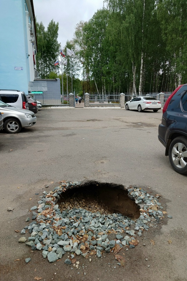 С днём физкультурника! У Олимпии эту яму не засыпали, т?...