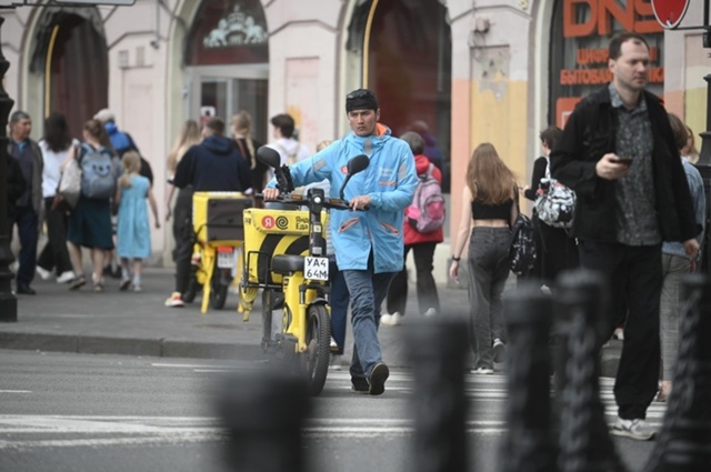 Курьеры начали зарабатывать около 20 тысяч рублей в ден...