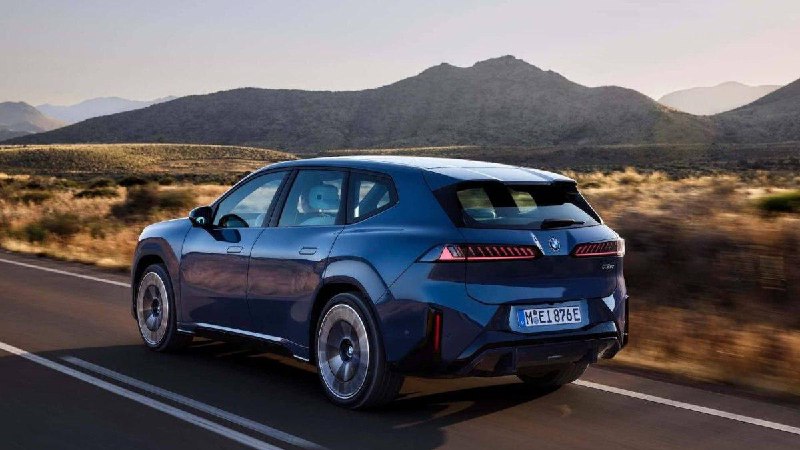 BMW показала обновлённый электрокроссовер iX3 с узкими ноздрями в духе концепции Neue Klasse.
Тако