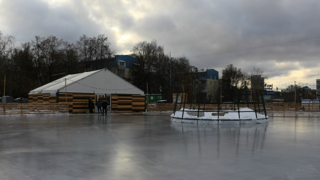 ⛸Каток возле Искры почти готов
Здесь и теплый павиль...