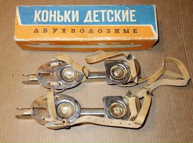 Детские двухполозные коньки. СССР.
Малышей учили стоя?...