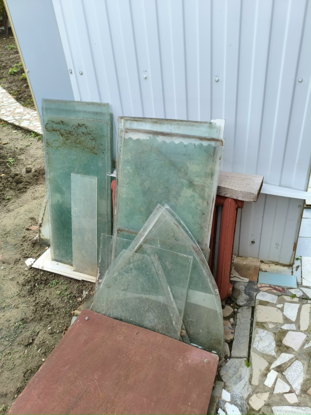 Отдам стекло,89883425607