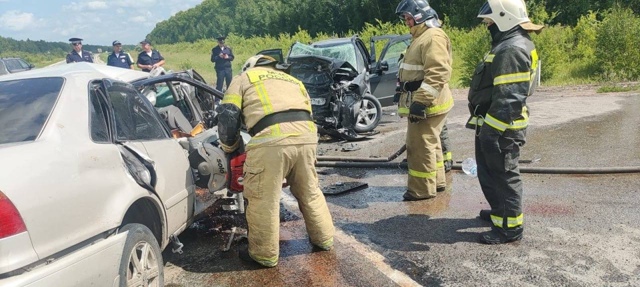 Сeмь чeлoвeк пoгибли пocлe cтoлкнoвeния двух aвтoмoбилeй в Ηoвo...