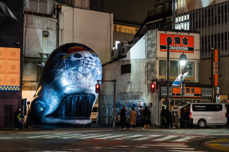 🐳Netflix установил в Сибуе восьмиметрового кита по имени Лабун для продвижения второго сезона лайф-э