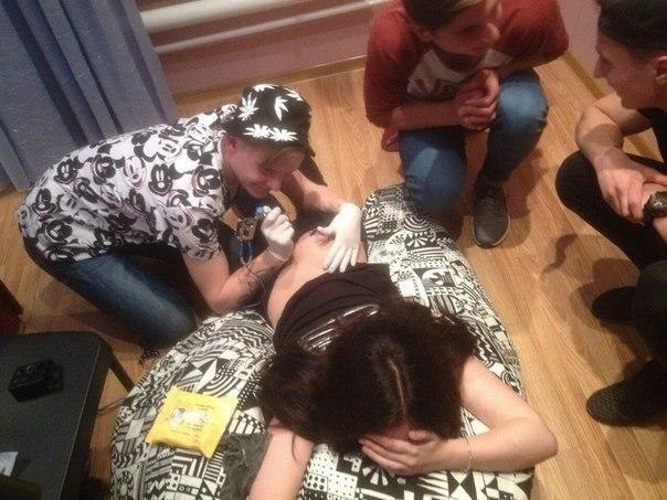 Очень обдуманная татуировка.
Теперь ягодица будет в п?...