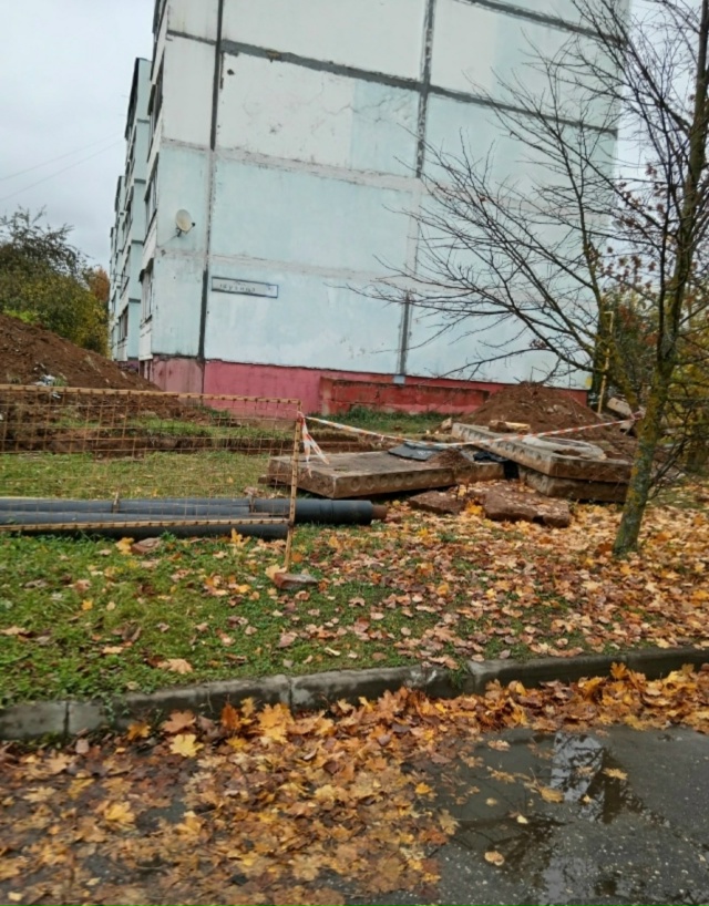 На улице Кузина д. 7 уже как два месяца вот такой бардак....