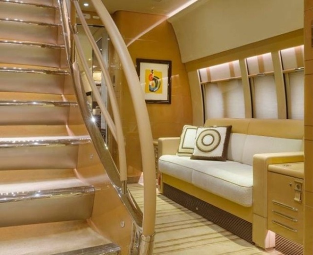 Самый большой частный самолет в мире это Boeing Business Jet 747-8...