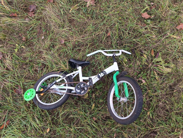 Чей велосипед валяется на площадке около Лесного буль?...
