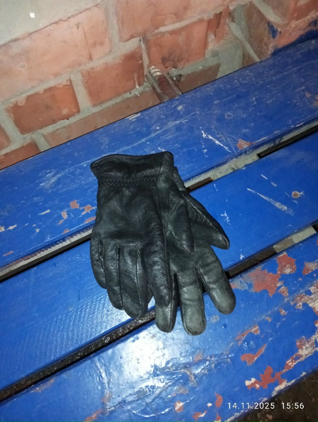 На остановке ЦРБ оставлены перчатки.