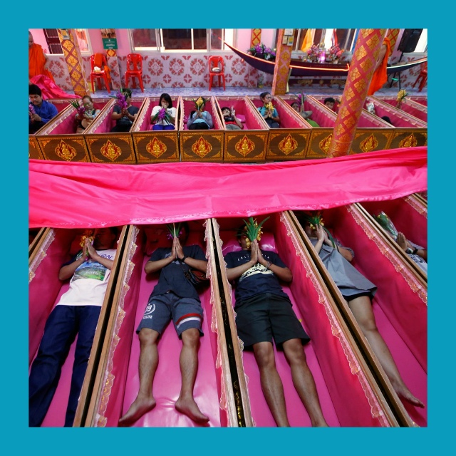 Фестиваль, где вас кладут в гроб
В Таиланде проходит ф?...