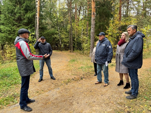 ? На освещение сквера между школами № 1 и 9 в микрорайо...