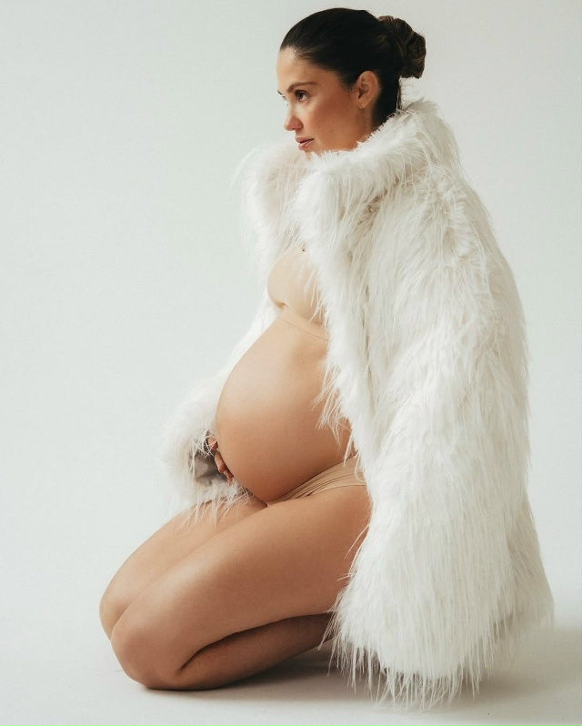 Беременная Агата Муцениеце снялась в фотосессии и опр?...