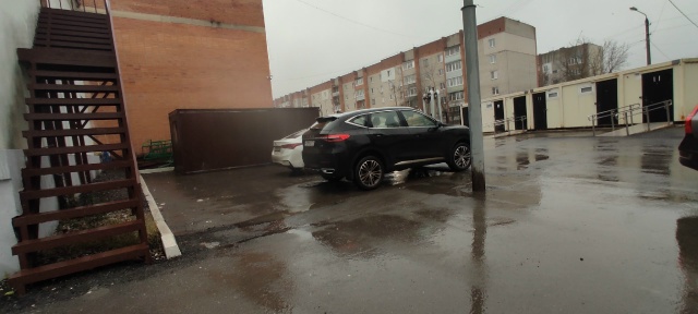 Парковка практически пустая!!!!
Но пожилому мужчине хо?...