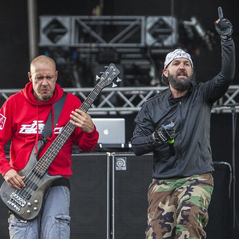 Умер бас-гитарист и сооснователь группы Limp Bizkit Сэм Риверс. Музыканту было 48 лет.
О его смерти