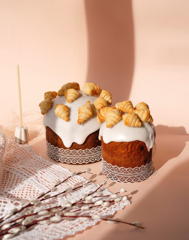 Вааау, Croissant Atelier представили к Пасхе куличи с КРУАССАНАМИ.
Внутри кулича — заварной крем,