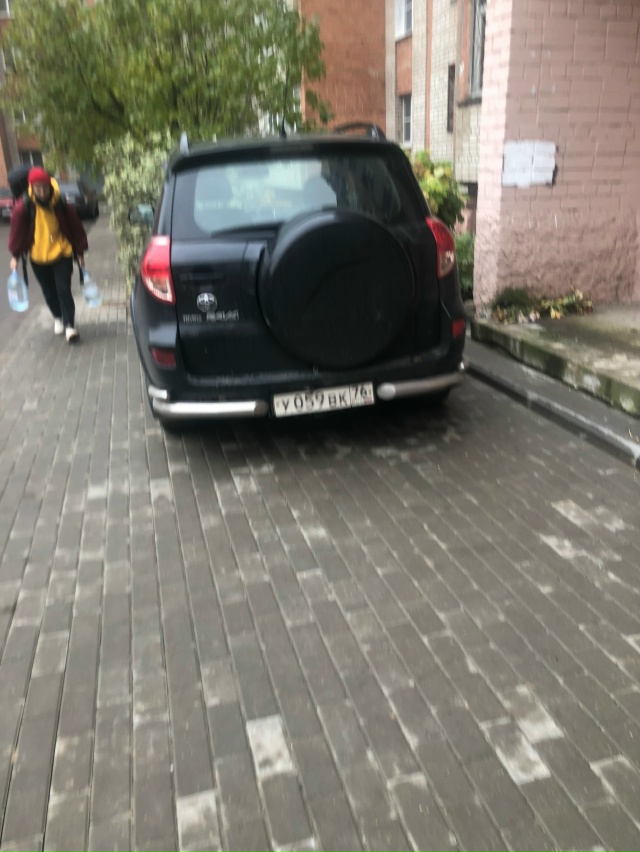 Во дворе дома 4/94 по улице Полиграфическая, где сделали ...