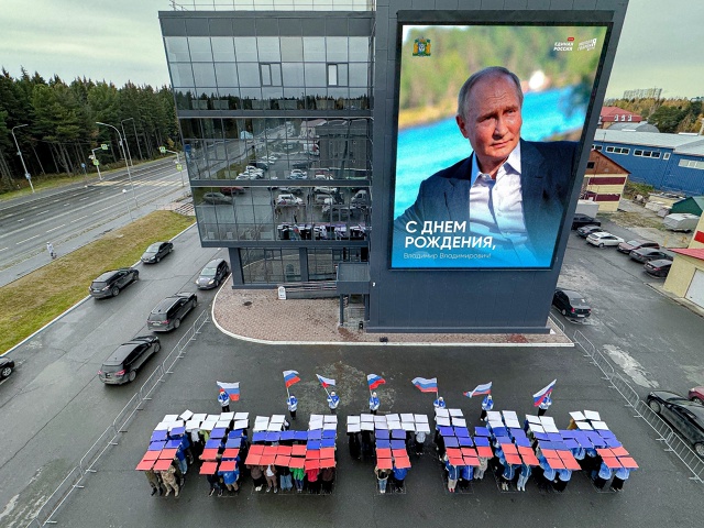 Активисты «Молодой Гвардии» подготовили необычный фл?...