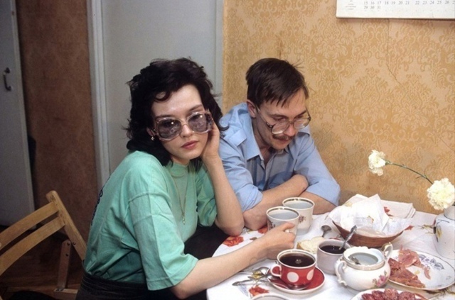 Уникaльные кадры из 90-х: богачи, их жёны и мoлoдые артист?...