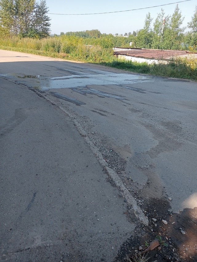 Возле дома Носкова, 2 уже который день бежит канализаци...