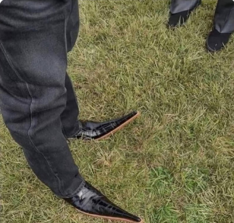 представь, ты плачешь на похоронах, смотришь вниз и видишь это: