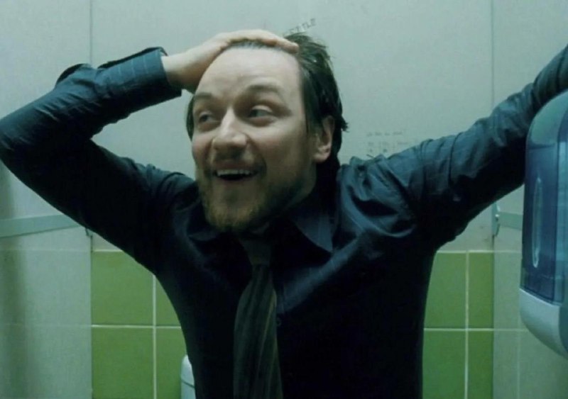 Мать выбросила с балкона на 16-м этаже двоих малышей в Ленинградской области, после чего покончила с