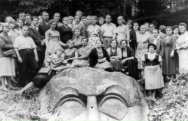 Каменная голова в Старом Петергофе (парк Сергиевка)
1961?...