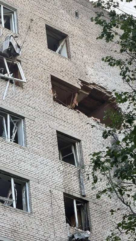 ⚡️ 350 беспилотников летели в сторону Москвы минувшей ночью, уничтожены 50 БПЛА
В результате паден