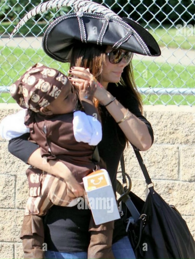 Сандра Буллок каждый год отмечает Хэллоуин по-семейно?...