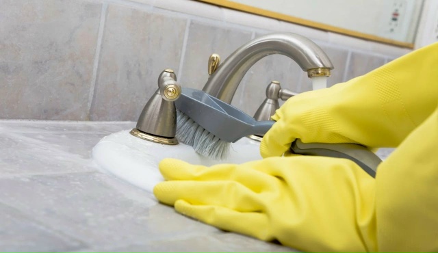 Известковый налёт на кранах и раковинах может быть опа...