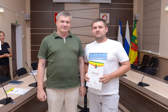 Сегодня вручил 18 постановлений на выдачу земельных уч?...
