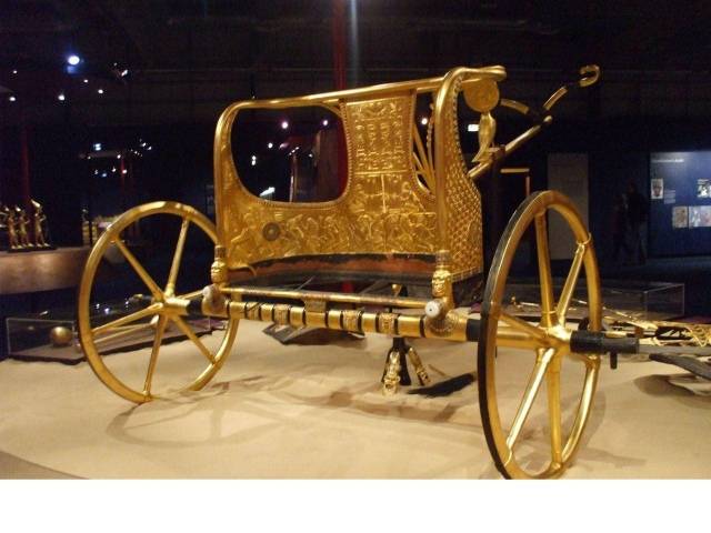 Золотaя колecница из гробницы Тутанхамона. Экспонат Каи...