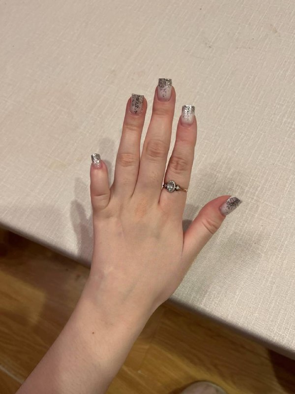 В Мурманске четырёхпалую девушку уволили из ювелирного магазина за непрезентабельный вид.
19-летню