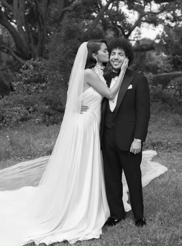 27.09.2025 певица Селена Гомес вышла замуж 💎💍
«Влюбленны...