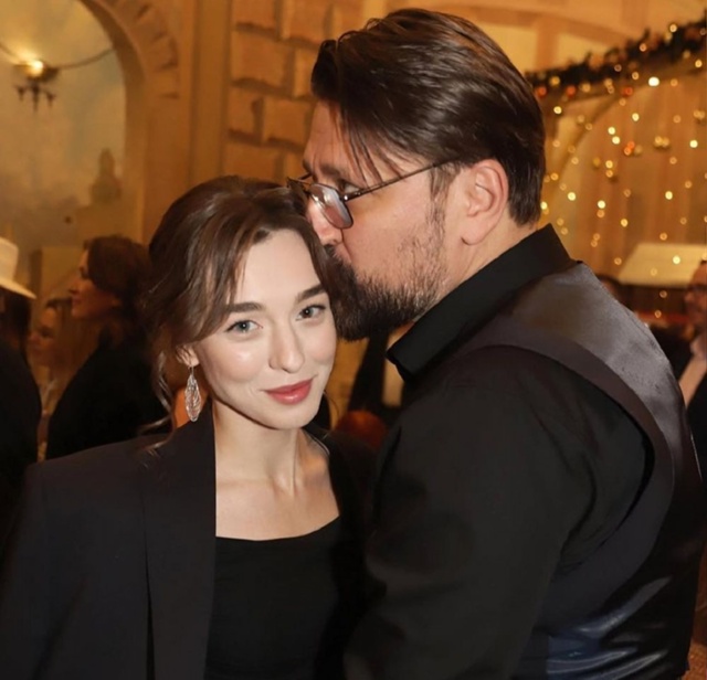 Гена Букин снова станет папой! И да, ему 50😅
Актёр Викт?...