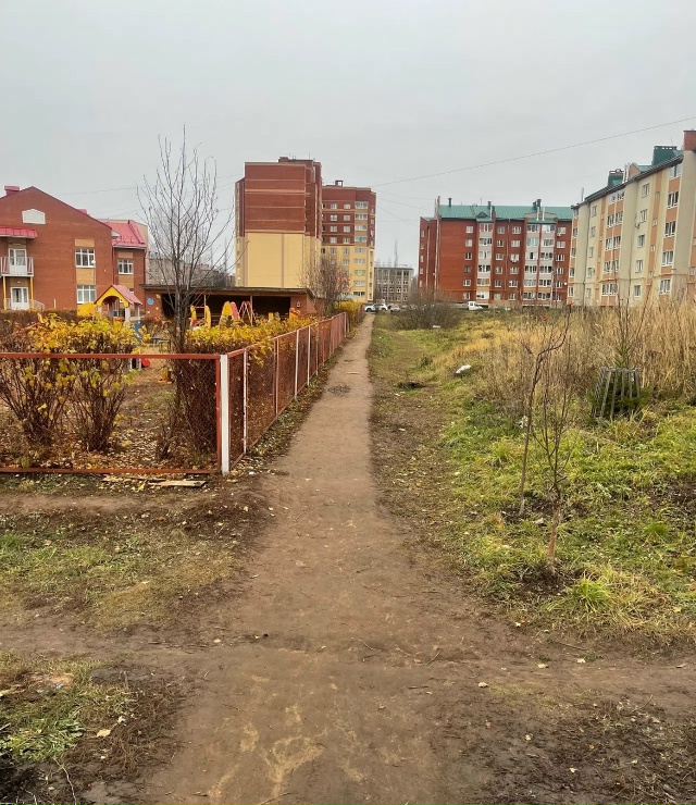 Вдоль садика 43 нет дороги только такие грязевые.