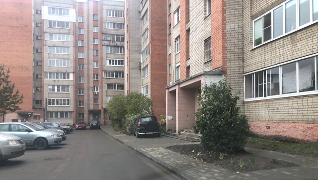 Во дворе дома 4/94 по улице Полиграфическая, где сделали ...