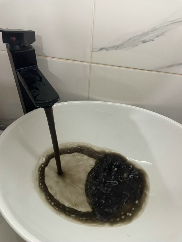 А что с водой? Такого цвета я еще не видел. Ул.Строителе?...