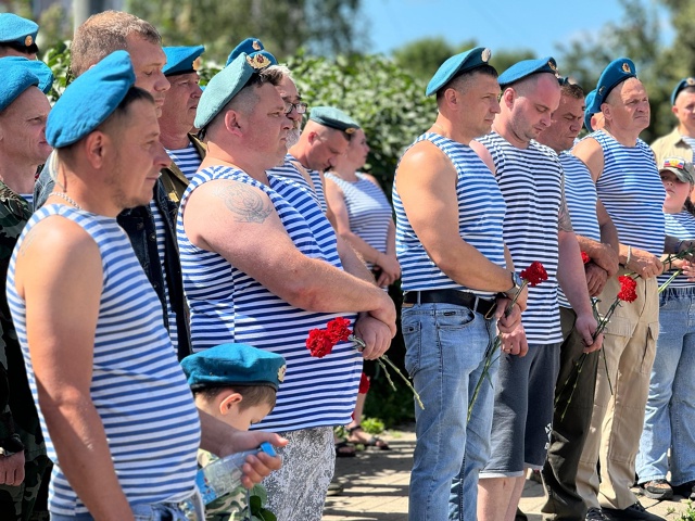 В Можайске отметили День ВДВ у памятника Ветеранам бое...