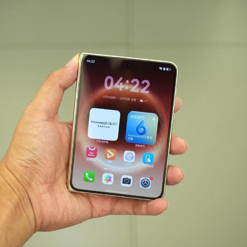 Huawei выпустили складной смартфон Pura X Max, и он оказался практически точной копией слитых концеп