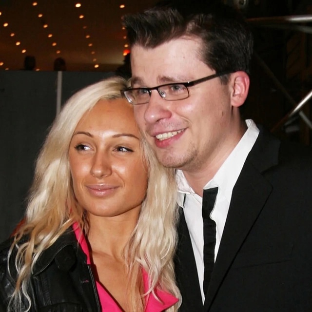 Гарик Харламов живет с двумя женами в одном доме.
Его ?...