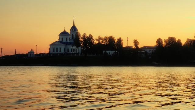 Погода сегодня была чудесная, вода - парное молоко под ?...