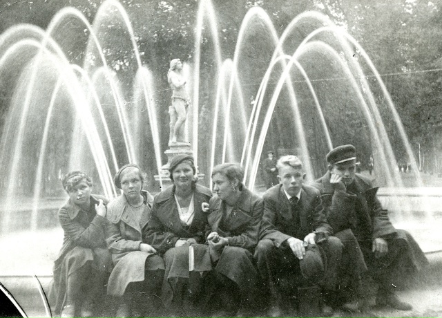 Петергоф. Нижний парк. Учащиеся средней школы № 11 Выбо?...