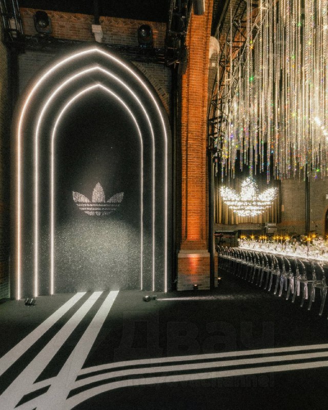 Adidas оформил церковь в Шанхае в стиле бренда, чтобы устроить модный вечер для линейки Originals
В