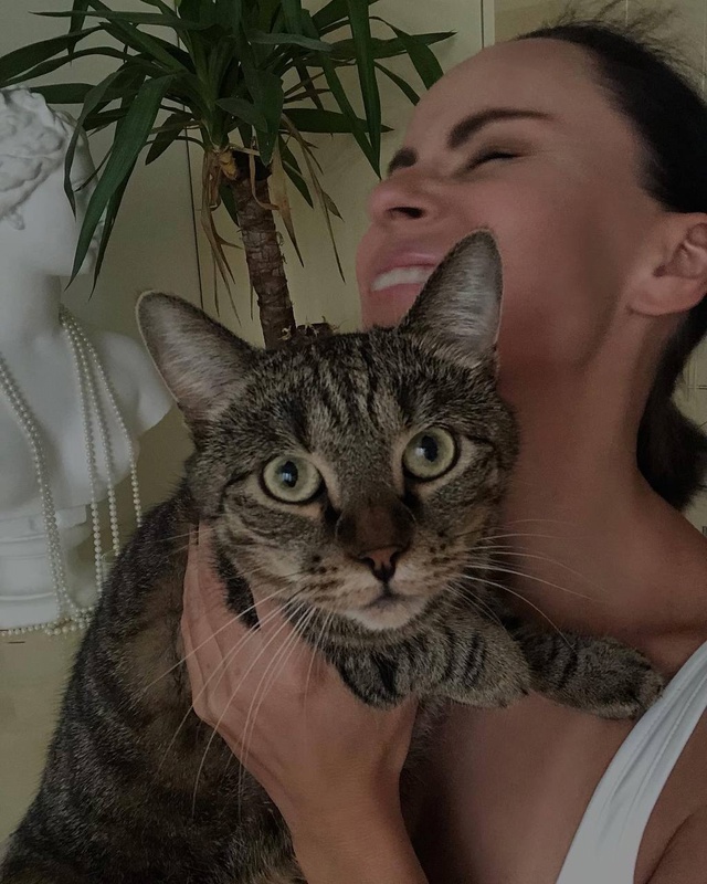 Та самая брюнетка из группы «Стрелки» Гера и первый ко?...