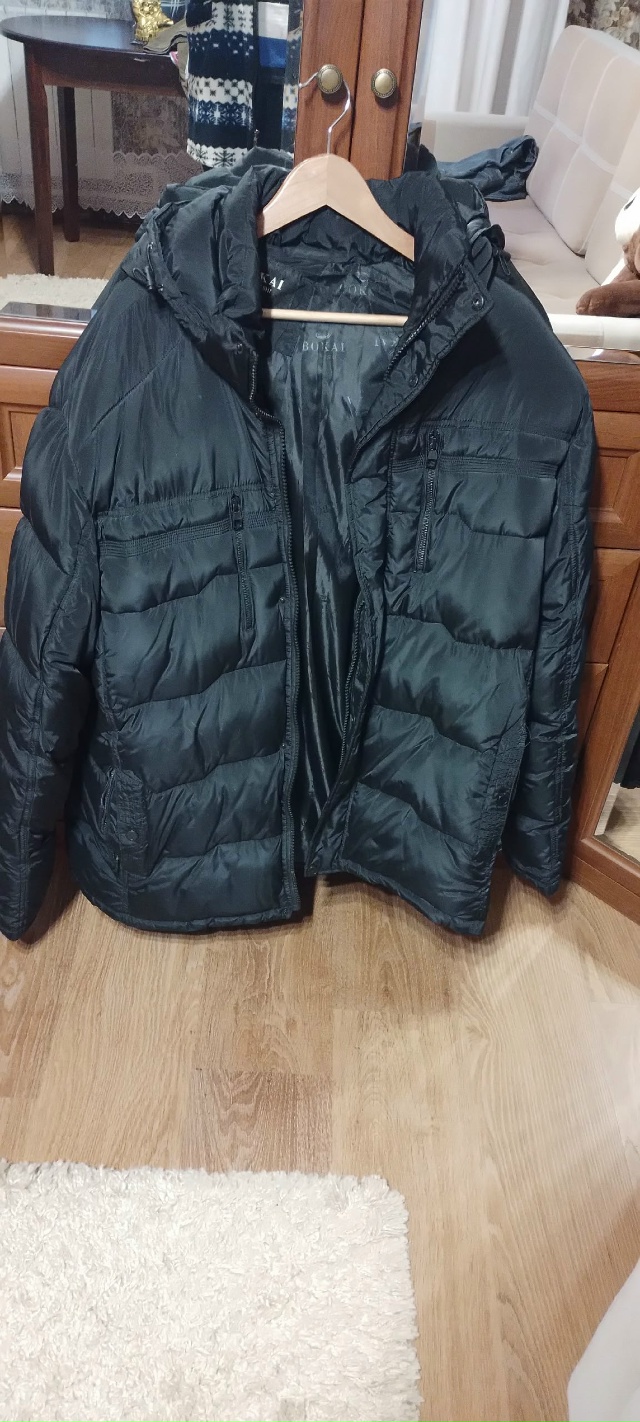 Может нужна кому-то такая куртка? Отдам за полезности.