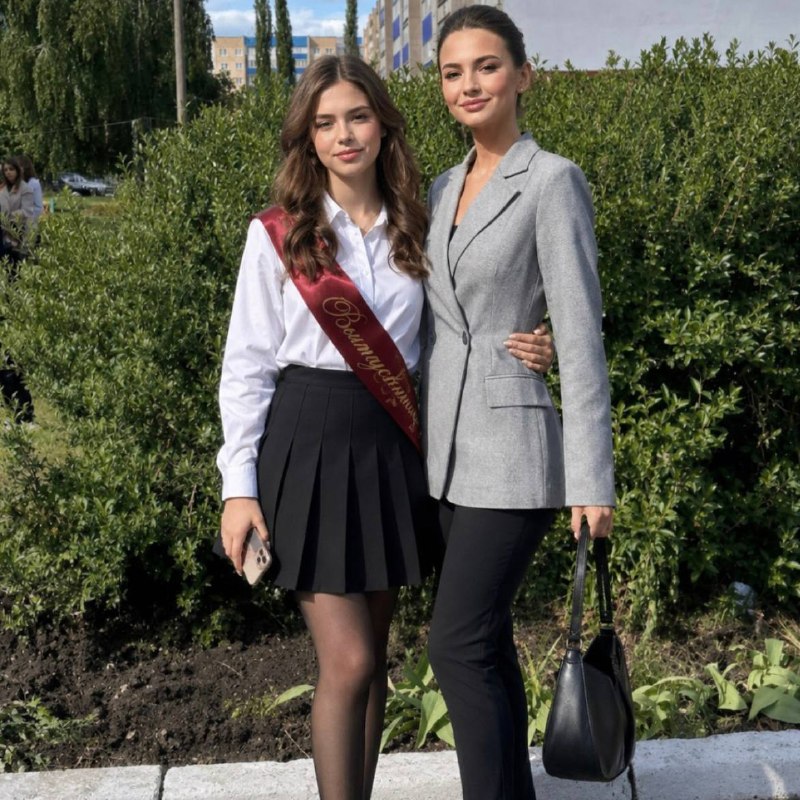 Когда настолько долго играла в одну игру, что решила превратить свой выпускной альбом в её обложку с