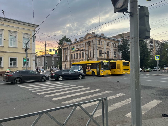 Вот такое ДТП у Серого дома.
